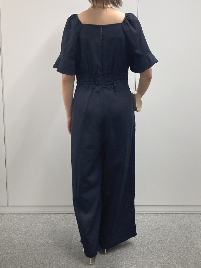 身長159cmスタッフRinが着用するスクエアネック半袖ベルスリーブウエストマークワイドパンツドレス(ネイビー)のバック画像