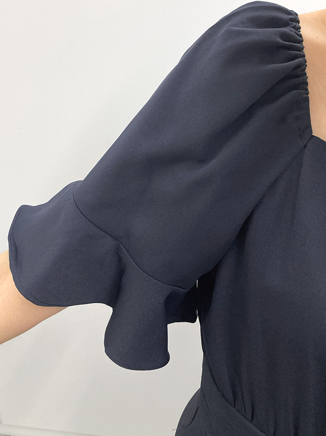 身長159cmスタッフRinが着用するスクエアネック半袖ベルスリーブウエストマークワイドパンツドレス(ネイビー)のディティール 袖部分のアップ画像