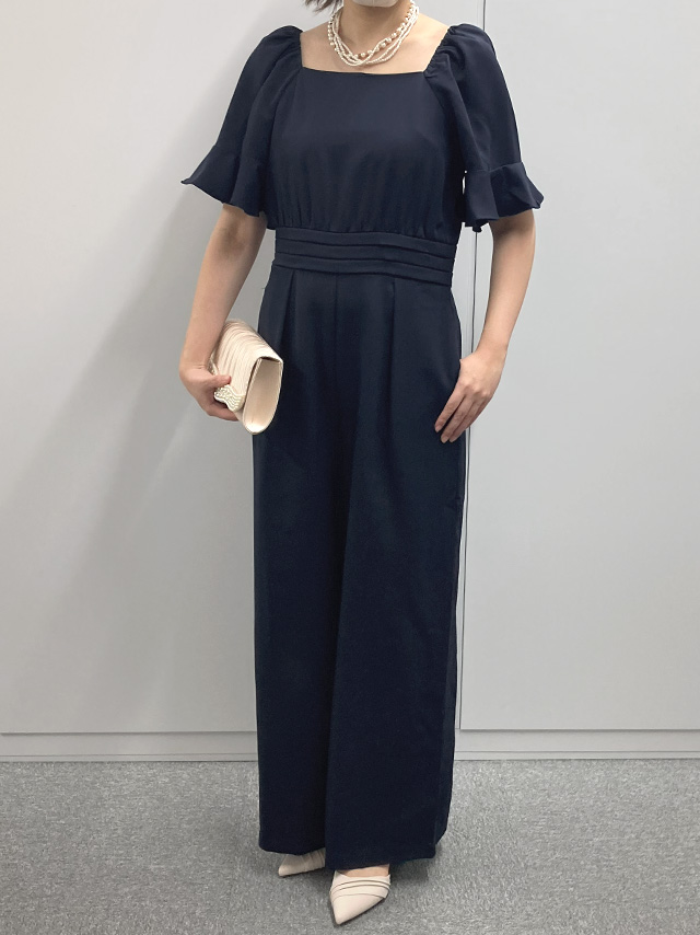 身長159cmスタッフRinが着用するスクエアネック半袖ベルスリーブウエストマークワイドパンツドレス(ネイビー)のフロント画像