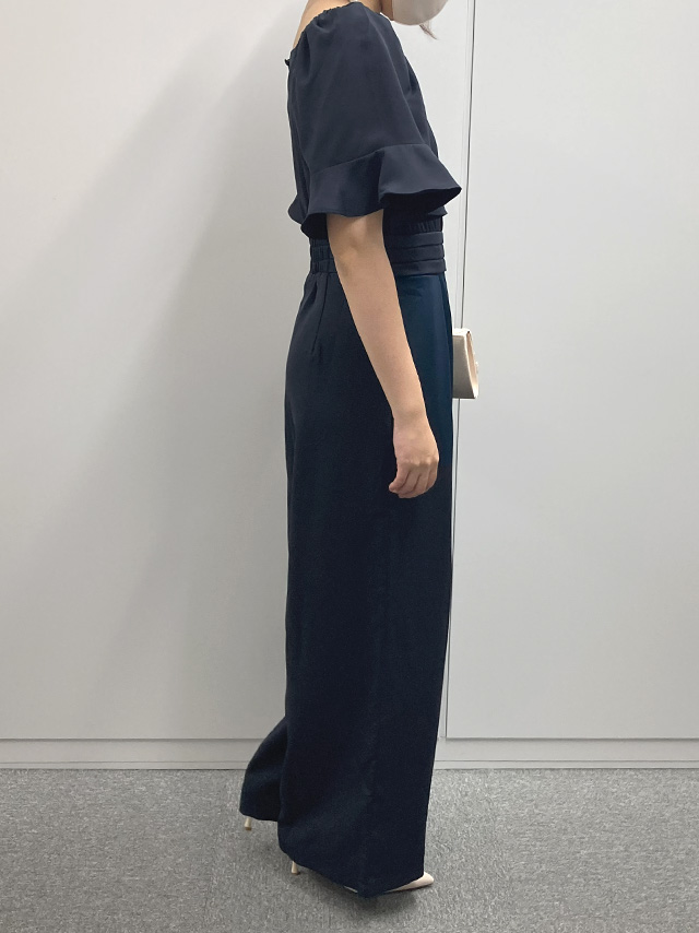 身長159cmスタッフRinが着用するスクエアネック半袖ベルスリーブウエストマークワイドパンツドレス(ネイビー)のサイド画像