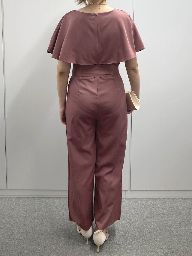 身長159cmスタッフRinが着用するケープカラーウエストリボンワイドパンツプチプラパーティードレス(ダスティピンク)のバック画像