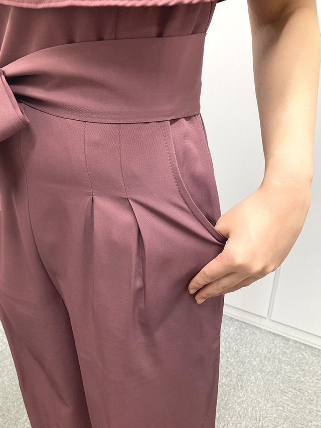 身長159cmスタッフRinが着用するケープカラーウエストリボンワイドパンツプチプラパーティードレス(ダスティピンク)のディティール ポケット部分アップ画像