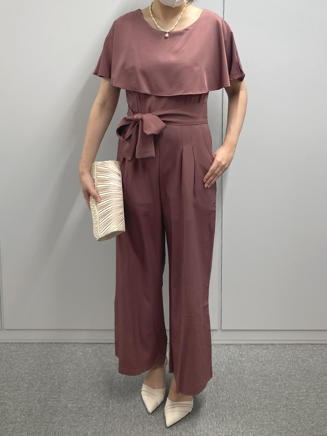 身長159cmスタッフRinが着用するケープカラーウエストリボンワイドパンツプチプラパーティードレス(ダスティピンク)のフロント画像