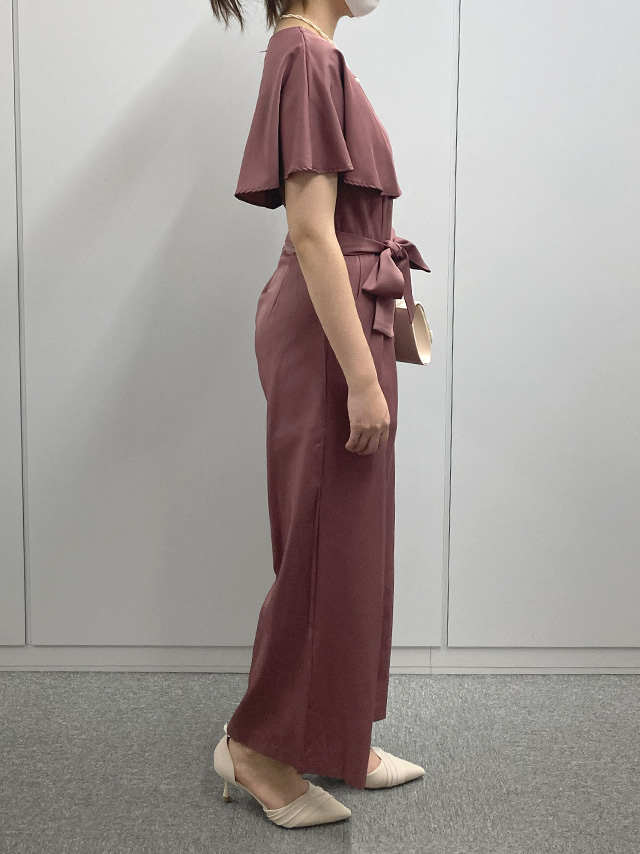 身長159cmスタッフRinが着用するケープカラーウエストリボンワイドパンツプチプラパーティードレス(ダスティピンク)のサイド画像