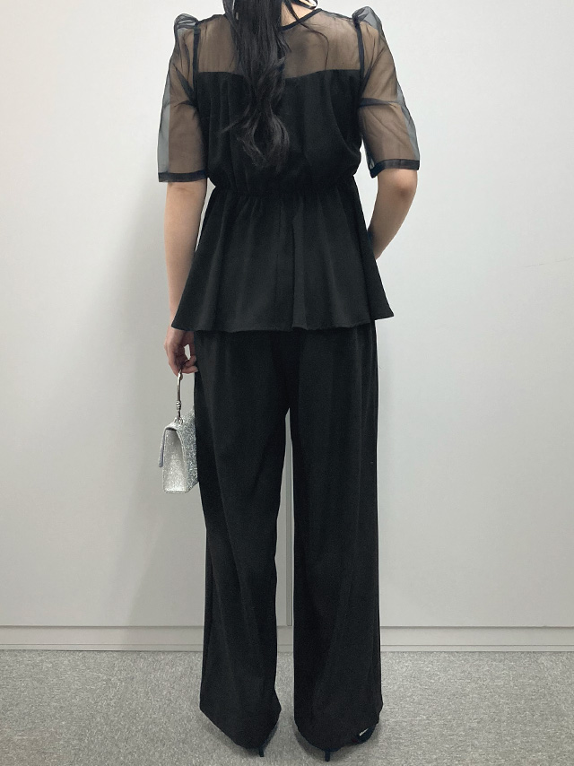 164cmスタッフkanaが着用するパンツドレス セットアップ 半袖 袖あり チュール シースルー ビスチェ風 ワイドパンツ ウエストリボン 結婚式 パーティードレス(ブラック)のバック画像