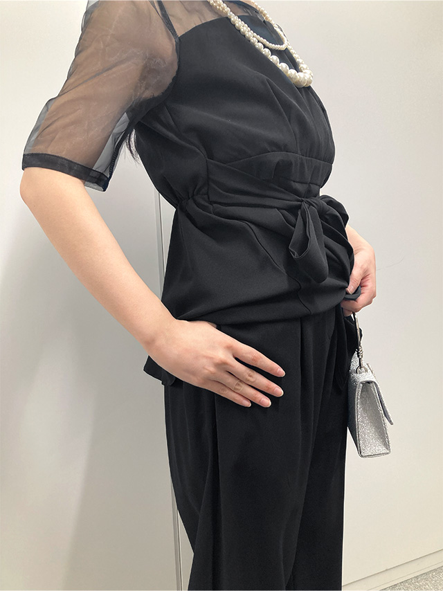 164cmスタッフkanaが着用するパンツドレス セットアップ 半袖 袖あり チュール シースルー ビスチェ風 ワイドパンツ ウエストリボン 結婚式 パーティードレス(ブラック)のディティール ウエスト部分のアップ画像