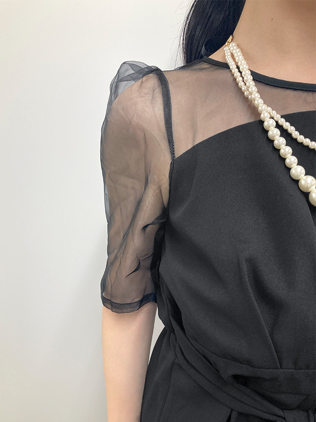 164cmスタッフkanaが着用するパンツドレス セットアップ 半袖 袖あり チュール シースルー ビスチェ風 ワイドパンツ ウエストリボン 結婚式 パーティードレス(ブラック)のディティール 袖部分のアップ画像
