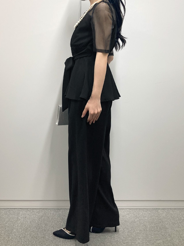 164cmスタッフkanaが着用するパンツドレス セットアップ 半袖 袖あり チュール シースルー ビスチェ風 ワイドパンツ ウエストリボン 結婚式 パーティードレス(ブラック)のサイド画像