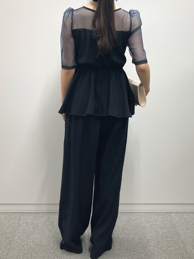 155cmスタッフmarieが着用するパンツドレス セットアップ 半袖 袖あり チュール シースルー ビスチェ風 ワイドパンツ ウエストリボン 結婚式 パーティードレス(ネイビー)のバック画像