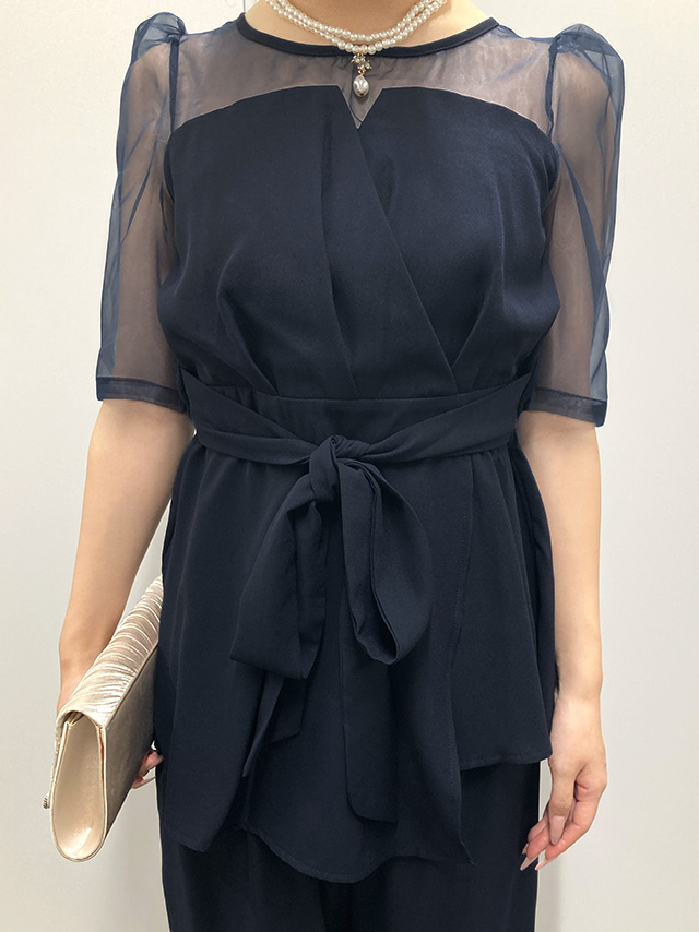 155cmスタッフmarieが着用するパンツドレス セットアップ 半袖 袖あり チュール シースルー ビスチェ風 ワイドパンツ ウエストリボン 結婚式 パーティードレス(ネイビー)のディティール画像1