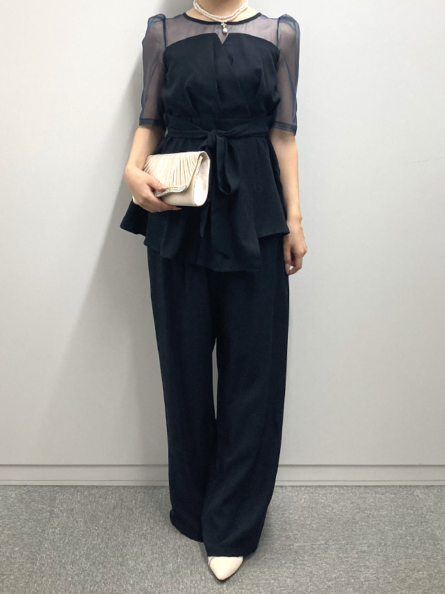 155cmスタッフmarieが着用するパンツドレス セットアップ 半袖 袖あり チュール シースルー ビスチェ風 ワイドパンツ ウエストリボン 結婚式 パーティードレス(ネイビー)のフロント画像