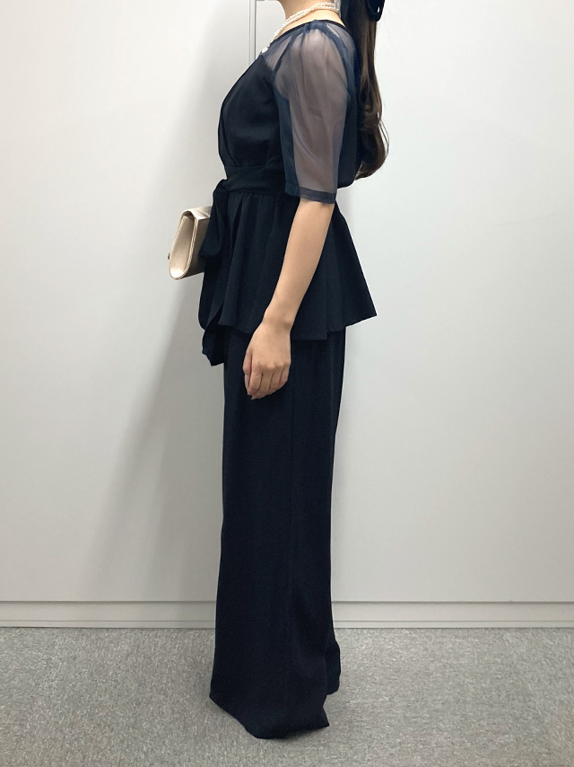 155cmスタッフmarieが着用するパンツドレス セットアップ 半袖 袖あり チュール シースルー ビスチェ風 ワイドパンツ ウエストリボン 結婚式 パーティードレス(ネイビー)のサイド画像