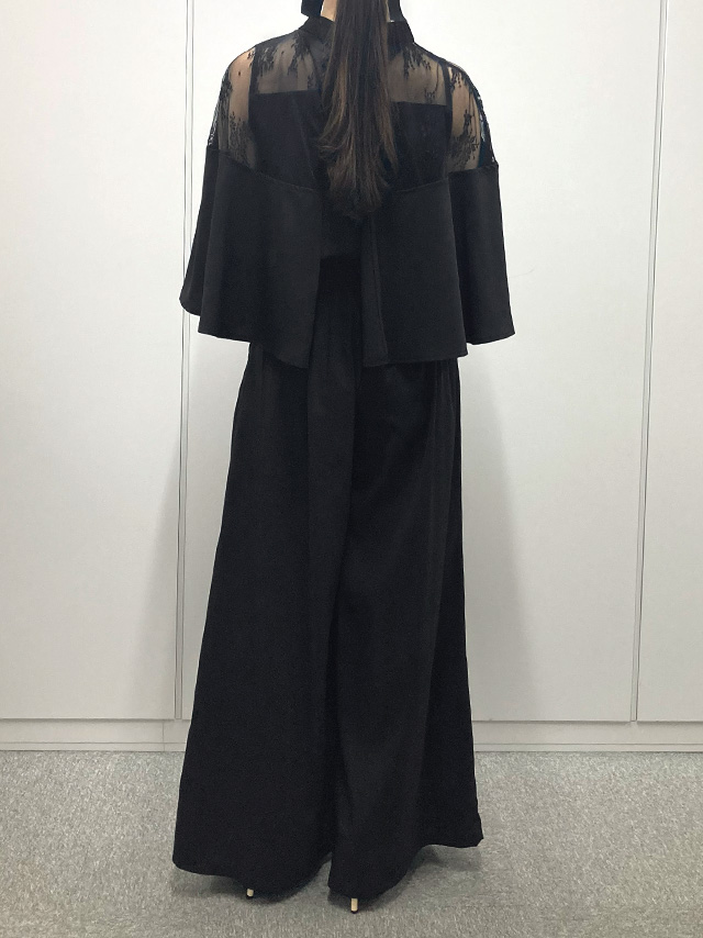 155cmスタッフmarieが着用する二の腕カバー ケープデザイン セットアップ ウエストリボン ワイドパンツ パーティードレス 結婚式 二次会(ブラック×ブラック)のバック画像