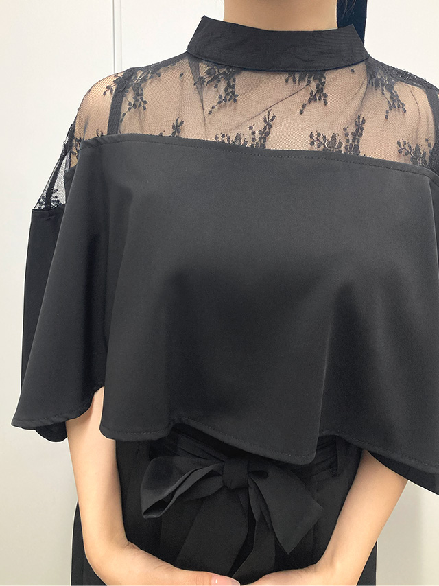 155cmスタッフmarieが着用する二の腕カバー ケープデザイン セットアップ ウエストリボン ワイドパンツ パーティードレス 結婚式 二次会(ブラック×ブラック)のディティール ケープアップ画像