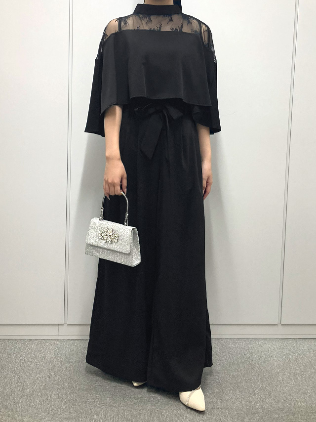 155cmスタッフmarieが着用する二の腕カバー ケープデザイン セットアップ ウエストリボン ワイドパンツ パーティードレス 結婚式 二次会(ブラック×ブラック)のフロント画像