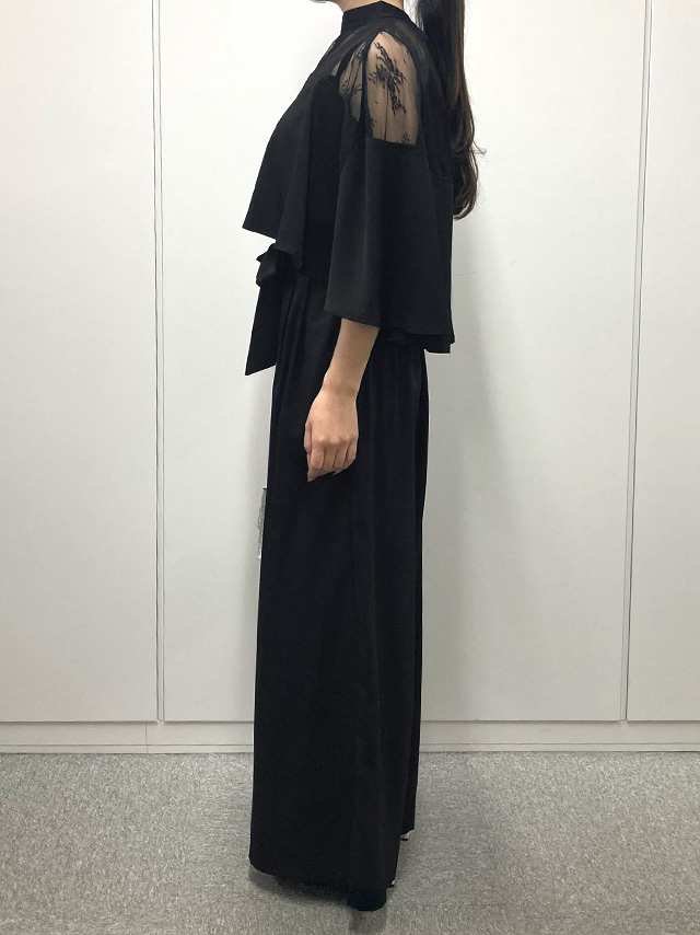 155cmスタッフmarieが着用する二の腕カバー ケープデザイン セットアップ ウエストリボン ワイドパンツ パーティードレス 結婚式 二次会(ブラック×ブラック)のサイド画像