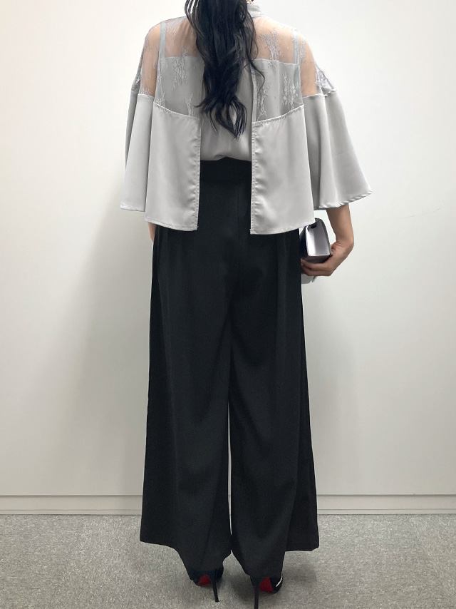 164cmスタッフkanaが着用する二の腕カバー ケープデザイン セットアップ ウエストリボン ワイドパンツ パーティードレス 結婚式 二次会(グレー×ブラック)のバック画像