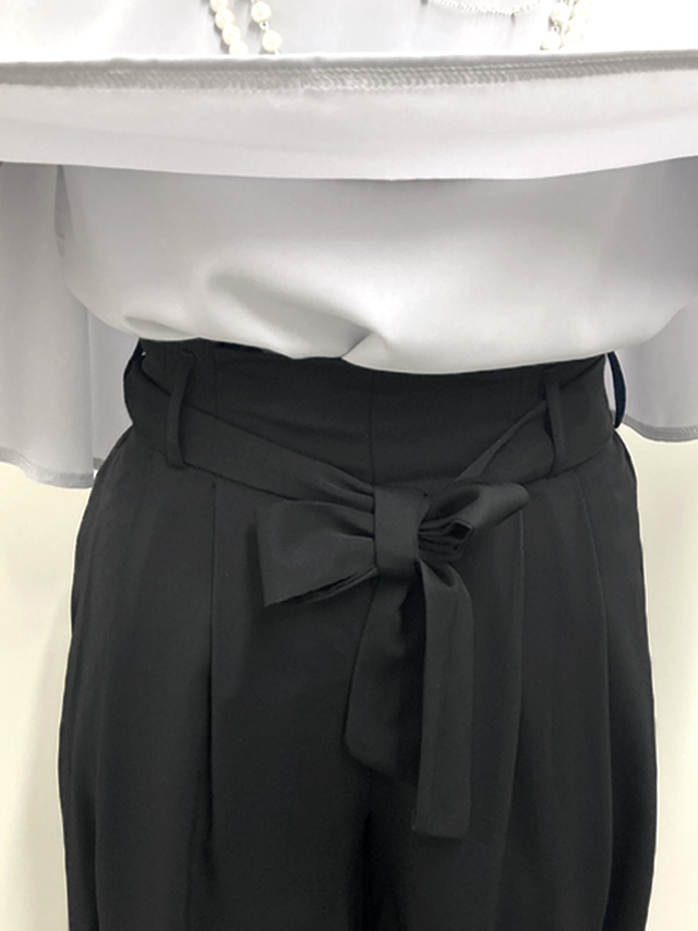164cmスタッフkanaが着用する二の腕カバー ケープデザイン セットアップ ウエストリボン ワイドパンツ パーティードレス 結婚式 二次会(グレー×ブラック)のディティール ケープ下ウエストアップ画像