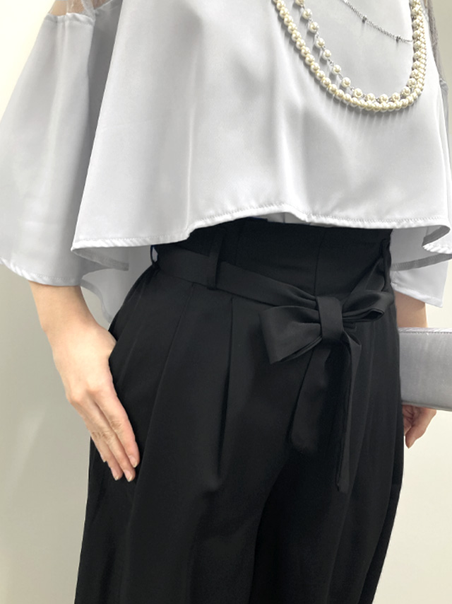 164cmスタッフkanaが着用する二の腕カバー ケープデザイン セットアップ ウエストリボン ワイドパンツ パーティードレス 結婚式 二次会(グレー×ブラック)のディティール ポケットとウエストリボンアップ画像