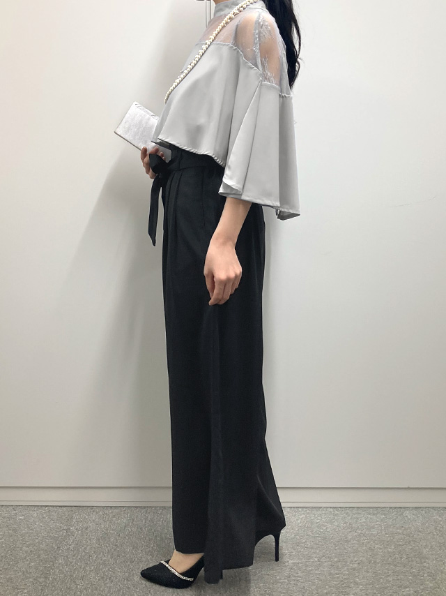 164cmスタッフkanaが着用する二の腕カバー ケープデザイン セットアップ ウエストリボン ワイドパンツ パーティードレス 結婚式 二次会(グレー×ブラック)のサイド画像