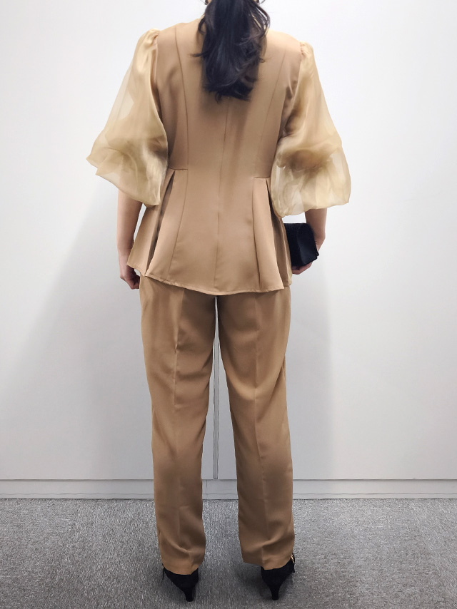 164cmスタッフkanaが着用するシアーパフスリーブブラウスパンツセットアップ(ベージュ)のバック画像