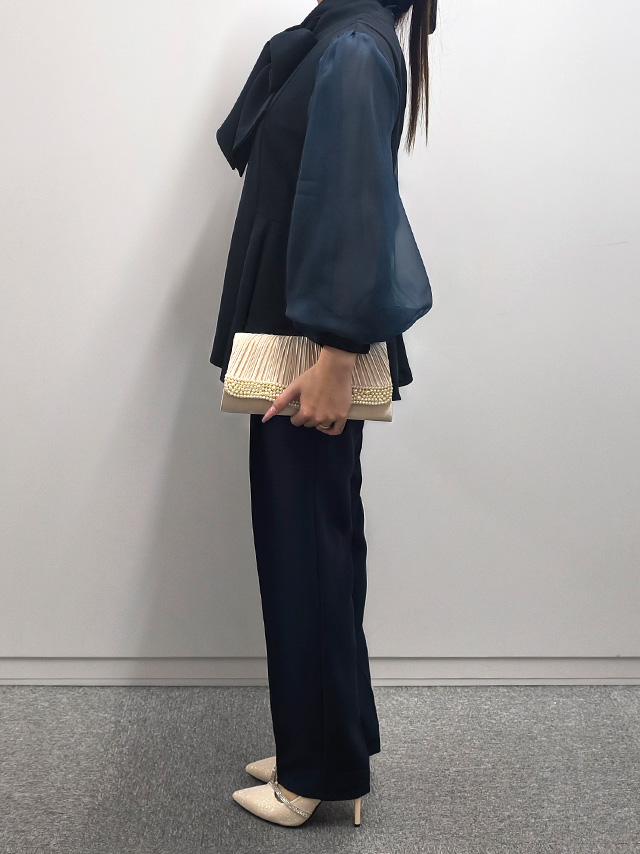 155cmスタッフmarieが着用するシアーパフスリーブブラウスパンツセットアップ(ネイビー)のサイド画像