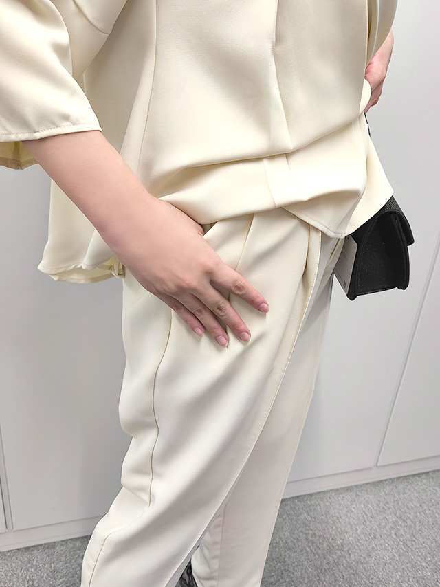 164cmスタッフkanaが着用する袖ありペプラムシルエットトップス×テーパードパンツセットアップ 結婚式 二の腕カバー ゆったり(アイボリー)のディティール パンツのポケット部分アップ画像