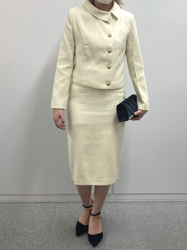 身長159cmスタッフRinが着用するアシンメトリーデザインセットアップスカートセレモニースーツ(クリーム)のフロント画像