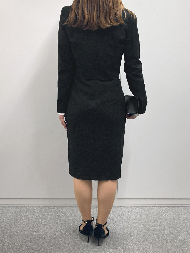 身長159cmスタッフMizuが着用するVネックミニ丈ジャケット&サイドボタン風タイトワンピースセットアップセレモニースーツ(ブラック)のバック画像