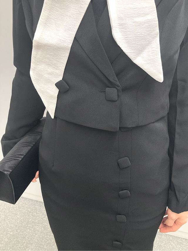 身長159cmスタッフMizuが着用するVネックミニ丈ジャケット&サイドボタン風タイトワンピースセットアップセレモニースーツ(ブラック)のディティール バストアップ画像