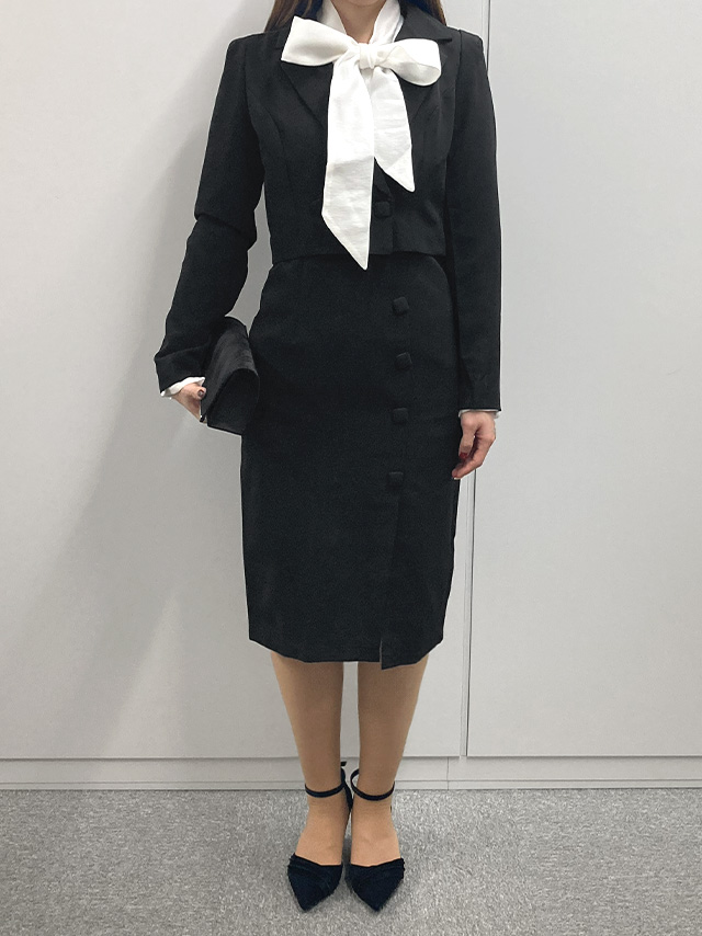 身長159cmスタッフMizuが着用するVネックミニ丈ジャケット&サイドボタン風タイトワンピースセットアップセレモニースーツ(ブラック)のフロント画像