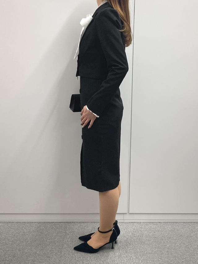 身長159cmスタッフMizuが着用するVネックミニ丈ジャケット&サイドボタン風タイトワンピースセットアップセレモニースーツ(ブラック)のサイド画像