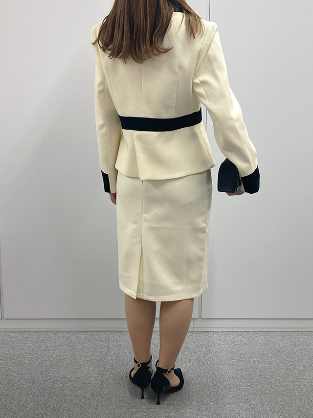 身長159cmスタッフMizuが着用するバイカラーウエストリボンセットアップタイトスカートセレモニースーツ(アイボリー)のバック画像