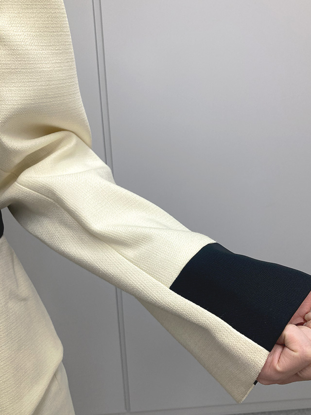 身長159cmスタッフMizuが着用するバイカラーウエストリボンセットアップタイトスカートセレモニースーツ(アイボリー)のディティール 袖口アップ画像