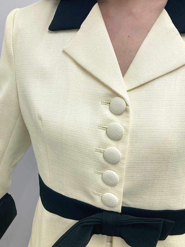 身長159cmスタッフMizuが着用するバイカラーウエストリボンセットアップタイトスカートセレモニースーツ(アイボリー)のディティール バストアップ画像