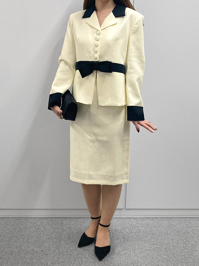 身長159cmスタッフMizuが着用するバイカラーウエストリボンセットアップタイトスカートセレモニースーツ(アイボリー)のフロント画像