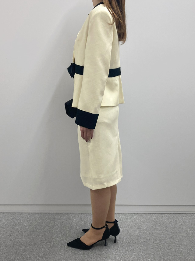 身長159cmスタッフMizuが着用するバイカラーウエストリボンセットアップタイトスカートセレモニースーツ(アイボリー)のサイド画像