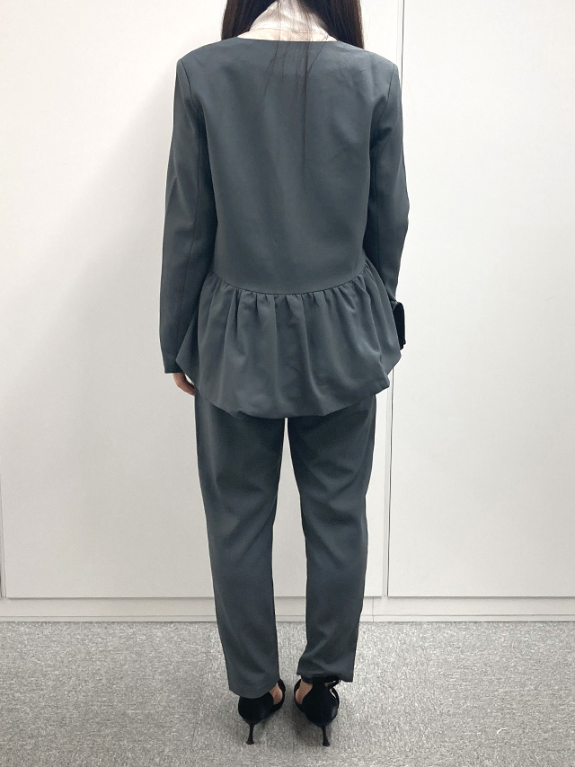 155cmスタッフIが着用するノーカラーペプラムジャケット×パンツセットアップセレモニースーツ(ダークグレー)のバック画像