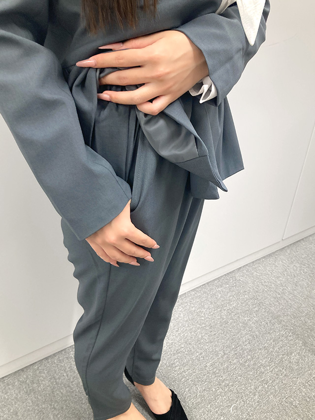 155cmスタッフIが着用するノーカラーペプラムジャケット×パンツセットアップセレモニースーツ(ダークグレー)のディティール画像1