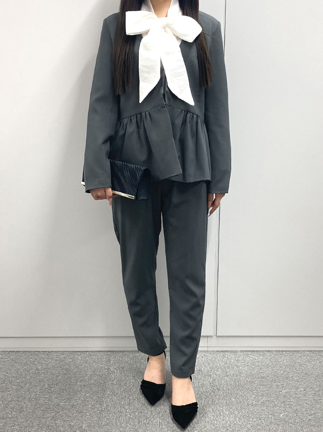 155cmスタッフIが着用するノーカラーペプラムジャケット×パンツセットアップセレモニースーツ(ダークグレー)のフロント画像