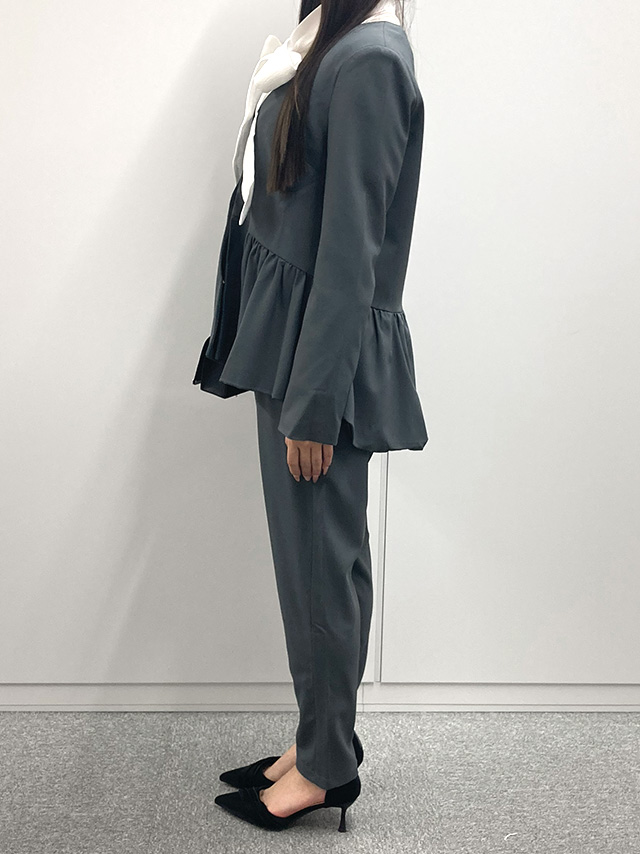 155cmスタッフIが着用するノーカラーペプラムジャケット×パンツセットアップセレモニースーツ(ダークグレー)のサイド画像