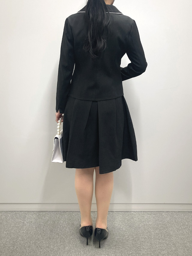 164cmスタッフkanaが着用するワンピーススーツセットアップパイピングデザインセレモニースーツ(ブラック)のバック画像