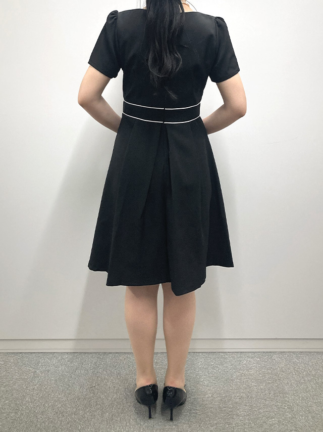 164cmスタッフkanaが着用するワンピーススーツセットアップパイピングデザインセレモニースーツ(ブラック)のジャケットなしバック画像