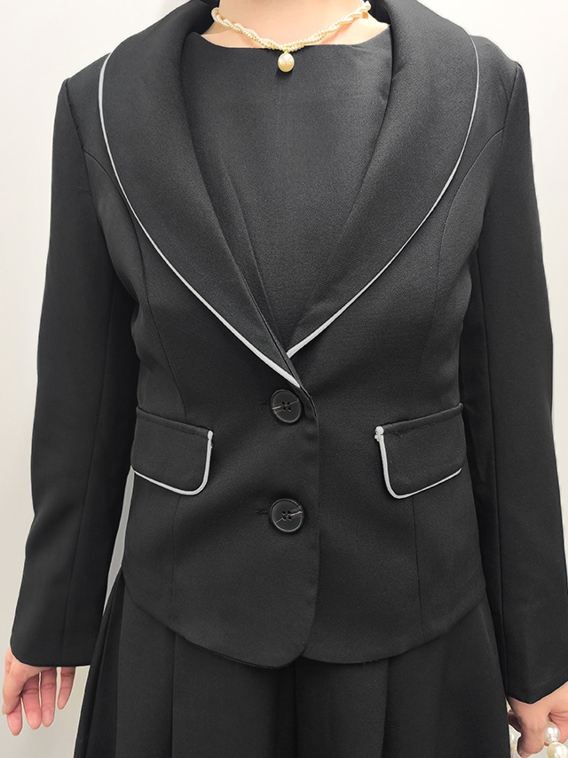 164cmスタッフkanaが着用するワンピーススーツセットアップパイピングデザインセレモニースーツ(ブラック)のディティール 胸元アップ画像