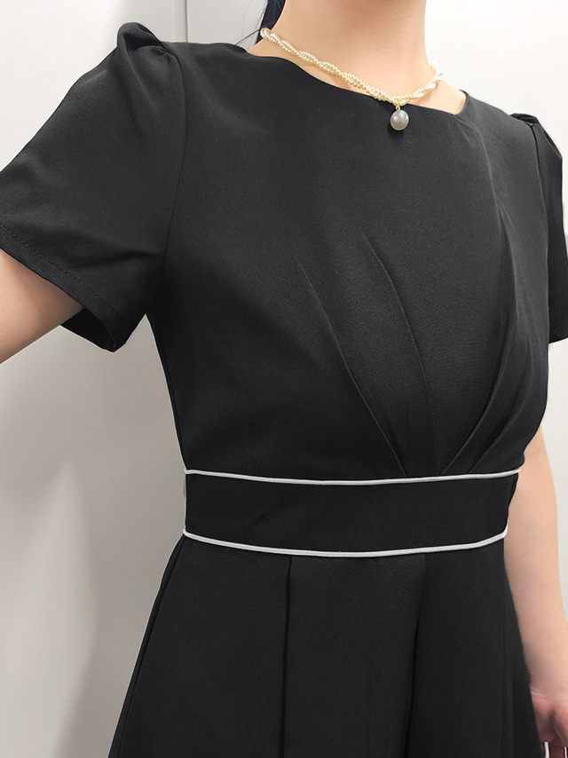 164cmスタッフkanaが着用するワンピーススーツセットアップパイピングデザインセレモニースーツ(ブラック)のディティール ジャケットなしウエストアップ画像