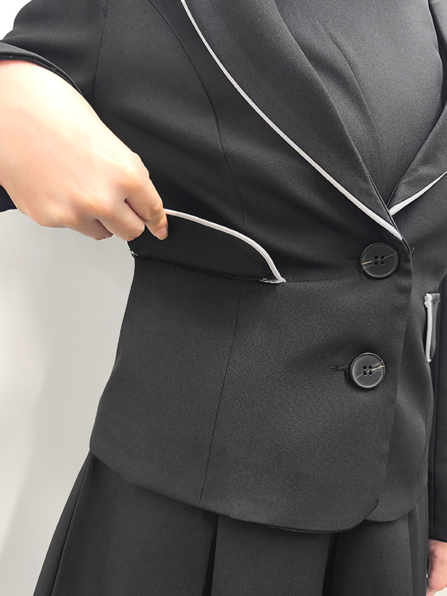 164cmスタッフkanaが着用するワンピーススーツセットアップパイピングデザインセレモニースーツ(ブラック)のディティール フェイクポケット画像