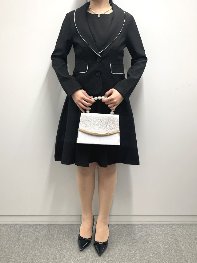 164cmスタッフkanaが着用するワンピーススーツセットアップパイピングデザインセレモニースーツ(ブラック)のフロント画像