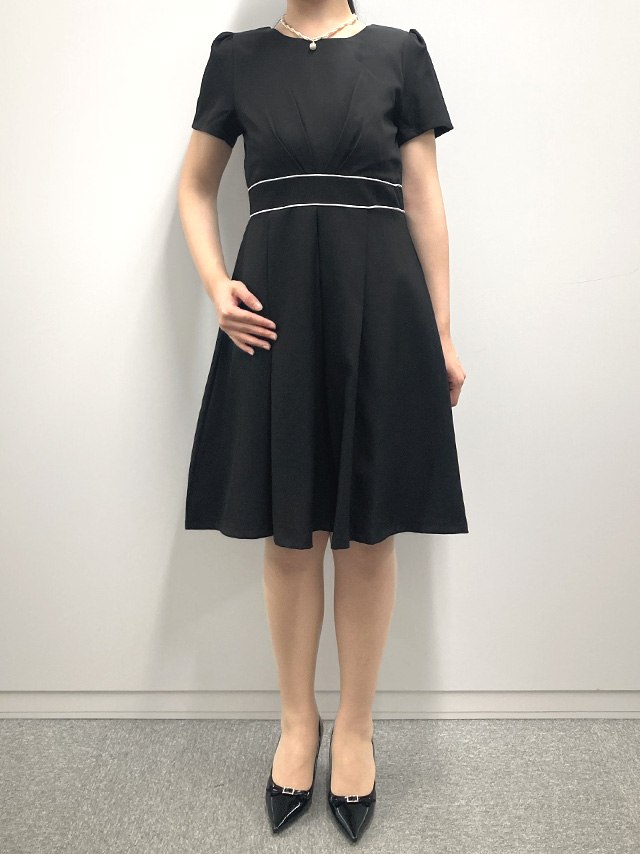 164cmスタッフkanaが着用するワンピーススーツセットアップパイピングデザインセレモニースーツ(ブラック)のジャケットなしフロント画像