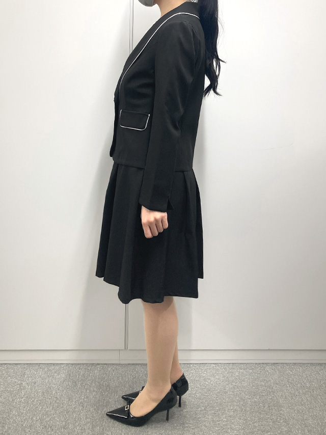 164cmスタッフkanaが着用するワンピーススーツセットアップパイピングデザインセレモニースーツ(ブラック)のサイド画像