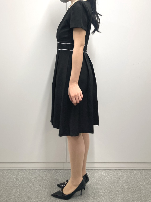 164cmスタッフkanaが着用するワンピーススーツセットアップパイピングデザインセレモニースーツ(ブラック)のジャケットなしサイド画像